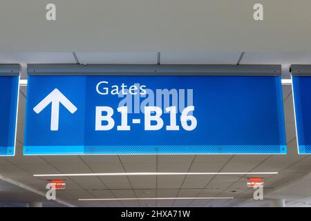 Internationaler Flughafen Schild Gates B1- B16 im Flugterminal Stockfoto