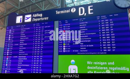 Abflugtisch am Flughafen Frankfurt - FRANKFURT, DEUTSCHLAND - 13. FEBRUAR 2022 Stockfoto