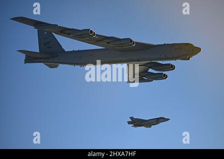 Eine US Air Force B-52H 7 Stratofortress, die dem Expeditionary Bomb Squadron 69. 2022, RAF Fairford, England, zugewiesen wurde, fliegt während der Bomber Task Force Europe, einer langjährigen Abschreckungsmission, eine routinemäßige und geplante Integrationsmission mit einer italienischen Air Force F-35 Lightning II. Strategische Bombermissionen verbessern die Bereitschaft und das erforderliche Training, um auf potenzielle Krisen oder Herausforderungen auf der ganzen Welt zu reagieren. (USA Air Force Foto von Tech. Sgt. Corban Lundborg) Stockfoto