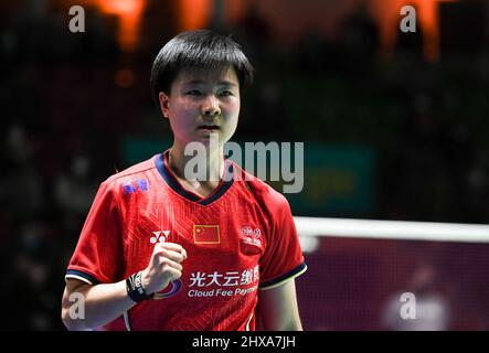 Mülheim, Deutschland. 10. März 2022. HE Bingjiao aus China reagiert beim zweiten Frauenspiel gegen Yamaguchi Akane aus Japan beim Badmintonturnier Yonex German Open 2022 in Mülheim, Deutschland, 10. März 2022. Quelle: Lu Yang/Xinhua/Alamy Live News Stockfoto