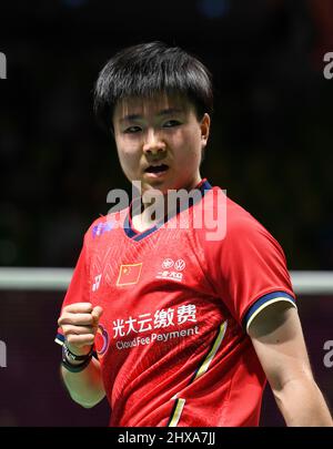 Mülheim, Deutschland. 10. März 2022. HE Bingjiao aus China reagiert beim zweiten Frauenspiel gegen Yamaguchi Akane aus Japan beim Badmintonturnier Yonex German Open 2022 in Mülheim, Deutschland, 10. März 2022. Quelle: Lu Yang/Xinhua/Alamy Live News Stockfoto