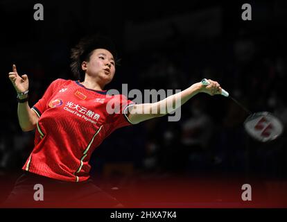 Mülheim, Deutschland. 10. März 2022. HE Bingjiao aus China kehrt beim zweiten Frauenspiel gegen Yamaguchi Akane aus Japan beim Badmintonturnier der Yonex German Open 2022 in Mülheim, Deutschland, am 10. März 2022 zurück. Quelle: Lu Yang/Xinhua/Alamy Live News Stockfoto