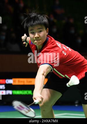 Mülheim, Deutschland. 10. März 2022. HE Bingjiao aus China kehrt beim zweiten Frauenspiel gegen Yamaguchi Akane aus Japan beim Badmintonturnier der Yonex German Open 2022 in Mülheim, Deutschland, am 10. März 2022 zurück. Quelle: Lu Yang/Xinhua/Alamy Live News Stockfoto
