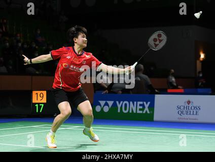 Mülheim, Deutschland. 10. März 2022. HE Bingjiao aus China kehrt beim zweiten Frauenspiel gegen Yamaguchi Akane aus Japan beim Badmintonturnier der Yonex German Open 2022 in Mülheim, Deutschland, am 10. März 2022 zurück. Quelle: Lu Yang/Xinhua/Alamy Live News Stockfoto