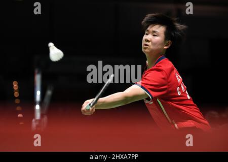 Mülheim, Deutschland. 10. März 2022. HE Bingjiao aus China kehrt beim zweiten Frauenspiel gegen Yamaguchi Akane aus Japan beim Badmintonturnier der Yonex German Open 2022 in Mülheim, Deutschland, am 10. März 2022 zurück. Quelle: Lu Yang/Xinhua/Alamy Live News Stockfoto