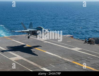 220309-N-MH015-1011 (März 09, 2022) PAZIFISCHER OZEAN ein E/A-18G Growler aus den „Wikingern“ des Electronic Attack Squadron (VAQ) 129 landet auf dem Flugdeck des Flugzeugträgers USS Nimitz (CVN 68). Nimitz führt derzeit Routineoperationen durch. (USA Navy Foto von Mass Communications Specialist 3. Klasse Joseph Calabrese) Stockfoto