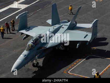 220309-N-MH015-1042 (März 09, 2022) PACIFIC OCEAN an E/A-18G Growler, von den „Wikingern“ des Electronic Attack Squadron (VAQ) 129 Taxis über das Flugdeck des Flugzeugträgers USS Nimitz (CVN 68). Nimitz führt derzeit Routineoperationen durch. (USA Navy Foto von Mass Communications Specialist 3. Klasse Joseph Calabrese) Stockfoto