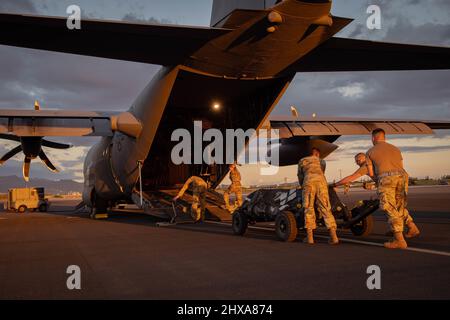 Während einer Trainingsübung auf der Hickam Air Force Base, Hawaii, 3. März 2022, laden die Luftwaffe der Nevada Air National Guard Fracht auf ein C-130 Hercules-Flugzeug. Die Nevada Air National Guard nahm an der dreitägigen Ho’oikaika 22-1-Übung der Hawaii Air National Guard Teil. (USA Foto der Air National Guard von Thomas Cox, dem Senior Airman) Stockfoto