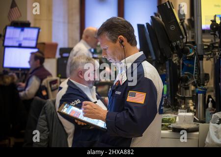 New York, USA. 10. März 2022. Trader arbeiten am 10. März 2022 auf dem Boden der New Yorker Börse (NYSE) in New York, den Vereinigten Staaten. Die US-Aktien konnten am Donnerstag nach unten kommen, als die Anleger eine ganze Reihe von Wirtschaftsdaten analysierten. Quelle: Michael Nagle/Xinhua/Alamy Live News Stockfoto