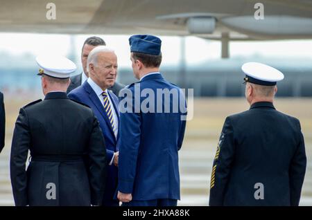 Präsident Joe Biden begrüßt Colon Matthew Groves, den stellvertretenden Kommandanten des Luftlift-Flügels 136. der Texas Air National Guard, zusammen mit anderen Würdenträgern während eines kürzlichen Zwischenstopps am 8. März 2022 auf der Naval Air Station Joint Reserve Base Fort Worth, Texas. Joe Biden, Präsident der Vereinigten Staaten, kam während eines Besuchs in Fort Worth im NAS JRB Fort Worth an, um sich mit der Betreuung von Veteranen zu befassen. (USA Luftwaffe Foto von Julie Briden-Garcia) Stockfoto