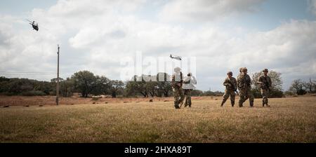 US Army Reserve-Soldaten entladen sich vom 3. Bis 6. März im Camp Bullis in San Antonio, Texas, von einem UH-60 Black Hawk-Hubschrauber beim besten Kriegerwettbewerb des Konsortiums. Das 2022 Konsortium BWC besteht aus einem 12-Meilen-Ruck-marsch, Waffen Qualifikationen, der Army Combat Fitness Test, Wasser Überleben, Hindernislauf, Landnavigation und Stadtkrieg. Bei diesem Wettbewerb handelte es sich um eine gemeinsame Veranstaltung mit Soldaten des Ausbildungskommandos 80., des medizinischen Kommandos 807., des Einsatzkommandos 76., der Bereitschaftssparte 63., der RD 81., der RD 88. und der RD 99.. (USA Army Reserve Foto von SPC. Kenneth Stockfoto