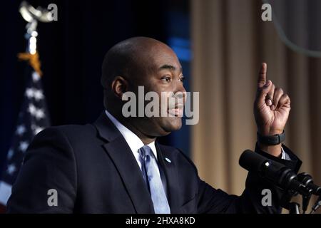 Washington, Usa. 10. März 2022. Der Vorsitzende des DNC, Jaime Harrison, spricht vor US-Präsident Joe Biden, bei ihrem Wintertreffen am Donnerstag, dem 10. März 2022, den Mitgliedern des Demokratischen Nationalkomitees in Washington eine Rede hält. Foto von Yuri Gripas/UPI Credit: UPI/Alamy Live News Stockfoto