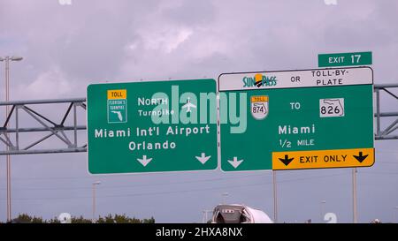 Ausschilderung zum internationalen Flughafen Miami und Orlando auf der Autobahn - MIAMI, FLORIDA - 14. FEBRUAR 2022 Stockfoto