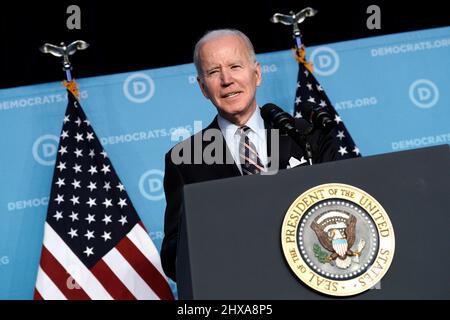 Washington, USA. 10. März 2022. US-Präsident Joe Biden hält bei ihrem Wintertreffen am 10. März 2022 in Washington Bemerkungen an die Mitglieder des Demokratischen Nationalkomitees. Foto von Yuri Gripas/Pool/Sipa USA Quelle: SIPA USA/Alamy Live News Stockfoto