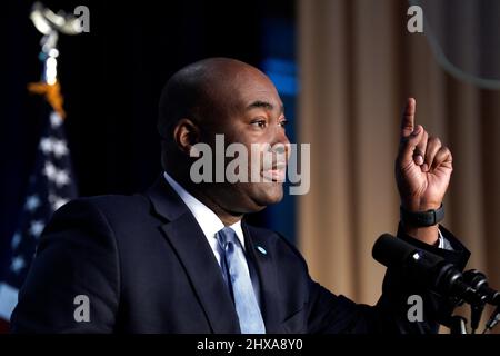 Washington, USA. 10. März 2022. Der Vorsitzende des DNC, Jaime Harrison, spricht, bevor US-Präsident Joe Biden auf ihrem Wintertreffen am 10. März 2022 an die Mitglieder des Demokratischen Nationalkomitees in Washington eine Rede hält. Foto von Yuri Gripas/Pool/Sipa USA Quelle: SIPA USA/Alamy Live News Stockfoto