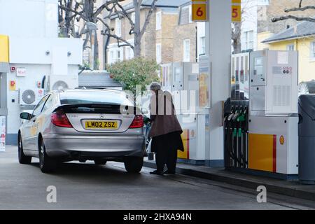 London, Großbritannien, 10.. März 2022. Die Kraftstoffpreise steigen weiter, wie an einer Tankstelle in South Kensington zu sehen ist. Die russische Invasion in der Ukraine treibt den Rohölpreis in die Höhe, was die Autofahrer an den Benzinpumpen betrifft und sich auf die Kosten der Waren in den Geschäften auswirkt. Credit:Elventh Hour Photography/ Alamy Live News Stockfoto