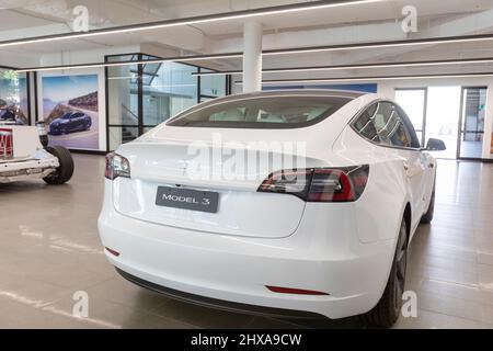 2022 weißes Tesla-Modell 3 in einem Tesla-Autosalon in Sydney, NSW, Australien Stockfoto