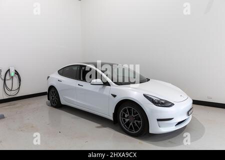 2022 weißes Tesla-Modell 3 in einem Tesla-Autosalon in Sydney, NSW, Australien Stockfoto