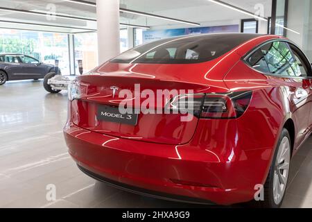 Tesla-Autosalon in Sydney, Australien, mit rotem Tesla 3 des Modells 2022, Sydney, Australien Stockfoto