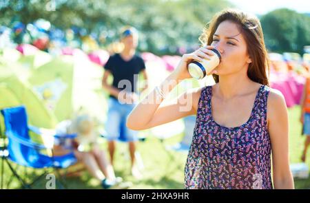 Ihren Durst löschen. Aufnahme einer jungen Frau, die auf einem Festival im Freien eine Dose Bier trinkt. Stockfoto