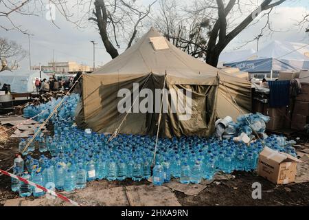 Lviv, Ukraine. 10. März 2022. Freiwillige verteilen Lebensmittel und andere Gegenstände an Flüchtlinge, die am Lviv Hauptbahnhof in Lviv ankommen. Seit Beginn der russischen Invasion in der Ukraine sind rund zwei Millionen Flüchtlinge aus ihren Häusern geflohen und sind nach Polen und in andere Nachbarländer gekommen, von denen viele durch die westliche Stadt Lviv zum Ziel kamen. Kredit: SOPA Images Limited/Alamy Live Nachrichten Stockfoto