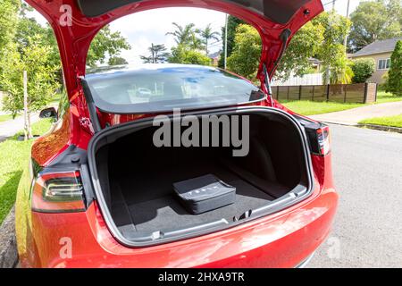 2022 rotes Tesla Model 3 Auto, geparkt in einer Straße in Sydney, NSW, Australien Stockfoto