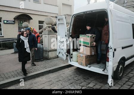 Lviv, Ukraine. 10. März 2022. Freiwillige verteilen Lebensmittel und andere Gegenstände an Flüchtlinge, die am Lviv Hauptbahnhof in Lviv ankommen. Seit Beginn der russischen Invasion in der Ukraine sind rund zwei Millionen Flüchtlinge aus ihren Häusern geflohen und sind nach Polen und in andere Nachbarländer gekommen, von denen viele durch die westliche Stadt Lviv zum Ziel kamen. Kredit: SOPA Images Limited/Alamy Live Nachrichten Stockfoto