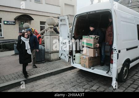 Lviv, Ukraine. 10. März 2022. Freiwillige verteilen Lebensmittel und andere Gegenstände an Flüchtlinge, die am Lviv Hauptbahnhof in Lviv ankommen. Seit Beginn der russischen Invasion in der Ukraine sind rund zwei Millionen Flüchtlinge aus ihren Häusern geflohen und sind nach Polen und in andere Nachbarländer gekommen, von denen viele durch die westliche Stadt Lviv zum Ziel kamen. (Foto: Matthew Hatcher/SOPA Images/Sipa USA) Quelle: SIPA USA/Alamy Live News Stockfoto