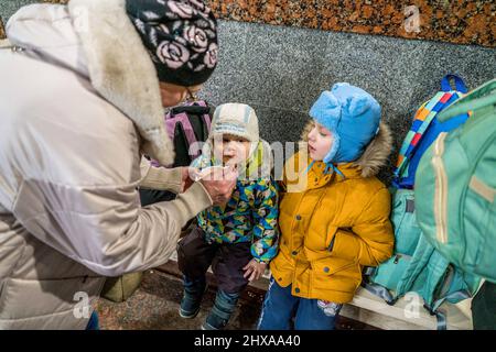 Lviv, Ukraine. 10. März 2022. Mutter sah, wie sie ihr Baby an der Bahnhofsunterführung fütterte. (Foto: Matthew Hatcher/SOPA Images/Sipa USA) Quelle: SIPA USA/Alamy Live News Stockfoto