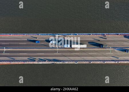 Oben aufsteigende Luftaufnahme der Kabel - blieb Can Tho Brücke Straße mit fahrenden Autos Stockfoto