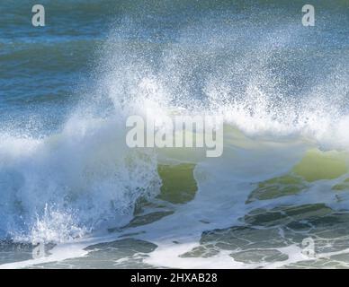 Stürmisches Meer mit windgeblasenem Meeresspray Stockfoto