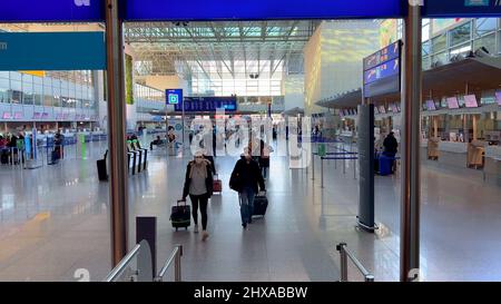 Anreise vom Flughafen Frankfurt - FRANKFURT, DEUTSCHLAND - 13. FEBRUAR 2022 Stockfoto