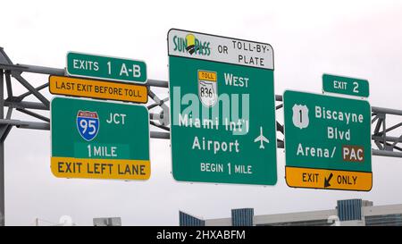 Ausschilderung zum internationalen Flughafen Miami und Orlando auf der Autobahn - MIAMI, FLORIDA - 14. FEBRUAR 2022 Stockfoto