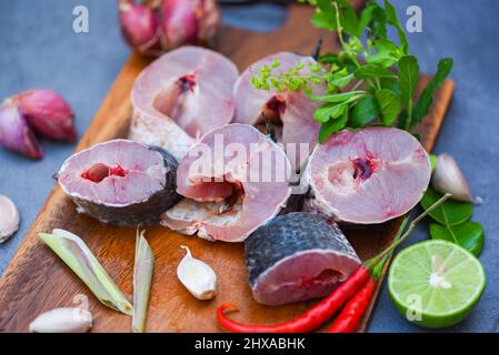Frische rohe Snake Head Fischmenü Süßwasserfische, Snakehead Fisch zum Kochen von Lebensmitteln, gestreifte Snakehead Fisch gehackt mit Zutaten Kräuter und Gewürze auf wo Stockfoto