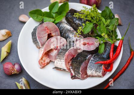 Frische rohe Snake Head Fischmenü Süßwasserfische, Snakehead Fisch zum Kochen von Lebensmitteln, gestreifte Snakehead Fisch gehackt mit Zutaten Kräuter und Gewürze auf wh Stockfoto