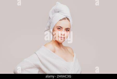 Frau, die Augenflecken aufführt. Nahaufnahme Portrait Mädchen mit Handtuch auf dem Kopf. Augen Maske kosmetische Patches Frau Gesicht Nahaufnahme. Frau, die Augenflecken darunter aufführt Stockfoto