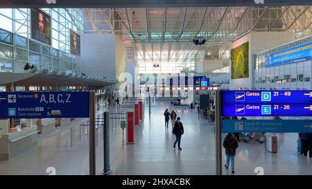 Terminal 2 am Flughafen Frankfurt - FRANKFURT, DEUTSCHLAND - 13. FEBRUAR 2022 Stockfoto