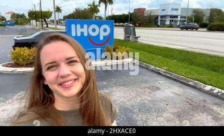 Happy girl nimmt ein Selfie im IHOP Miami - MIAMI, USA - 20. FEBRUAR 2022 Stockfoto