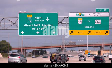 Beschilderung zum Miami International Airport und Orlando auf der Autobahn - MIAMI, FLORIDA - 14. FEBRUAR 2022 Stockfoto