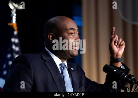 Jaime Harrison, Vorsitzender des demokratischen Nationalkomitees (DNC), spricht, bevor US-Präsident Joe Biden am Donnerstag, den 10. März 2022, auf ihrem Wintertreffen im Washington Hilton Hotel in Washington, DC, die Mitglieder des demokratischen Nationalkomitees anspricht. Kredit: Yuri Gripas/Pool über CNP Stockfoto