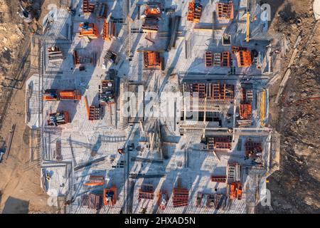 Wladiwostok, Russland - 2. März 2022: Bau eines neuen Hauses. Draufsicht auf den Bau des oberen Stockwerks. Stockfoto