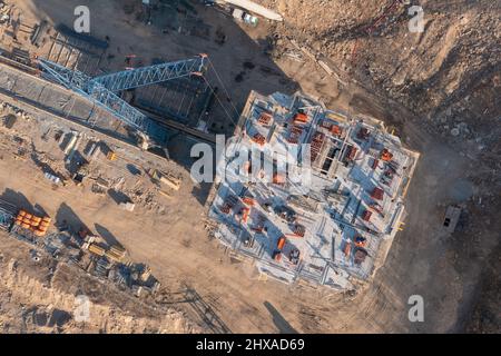 Wladiwostok, Russland - 2. März 2022: Bau eines neuen Hauses. Draufsicht auf den Bau des oberen Stockwerks. Stockfoto