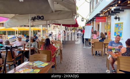 Beliebte Bayside Marketplace in Downtown Miami - MIAMI, VEREINIGTE STAATEN - FEBRUAR 20, 2022 Stockfoto