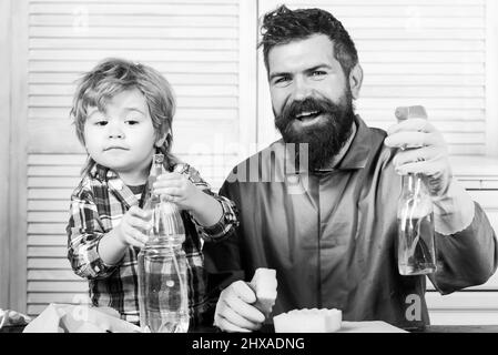 Vater und Sohn putzen. Vater und Kind machen sauber zu Hause. Stockfoto