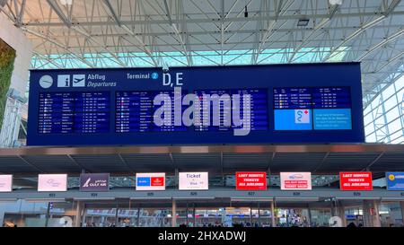 Abflugtisch am Flughafen Frankfurt - FRANKFURT, DEUTSCHLAND - 13. FEBRUAR 2022 Stockfoto