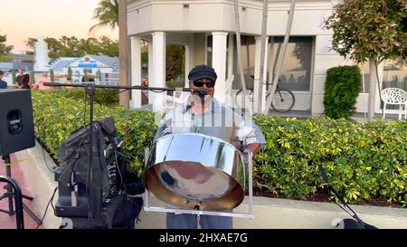Straßenmusiker auf Key West - KEY WEST, VEREINIGTE STAATEN - 20. FEBRUAR 2022 Stockfoto