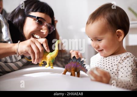 Wir spielen, lernen und wachsen zusammen. Aufnahme einer glücklichen Mutter, die mit ihrer Tochter und Spielzeug spielt. Stockfoto