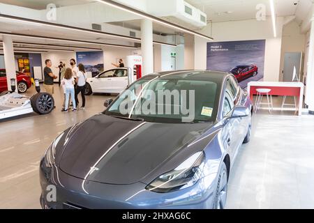 2022 Tesla Model 3 in silber-metallic in einem Tesla-Autosalon in Sydney, NSW, Australien Stockfoto