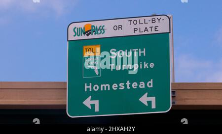 Ausschilderung nach Homestead auf der Autobahn - MIAMI, FLORIDA - 14. FEBRUAR 2022 Stockfoto