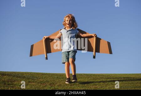 Kleiner Junge Pilot gegen einen blauen Himmel. Kinderphantasie träumen davon, Pilot zu sein. Kreatives und innovatives Konzept. Success Kids und Leader Konzept. Stockfoto